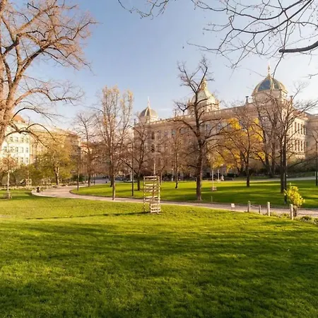 Stylish 2br With Stunning View Of National Muzeum